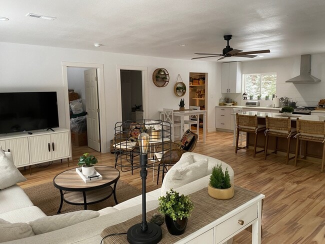 Foto del edificio - 352 Whitetail Meadow Rd
