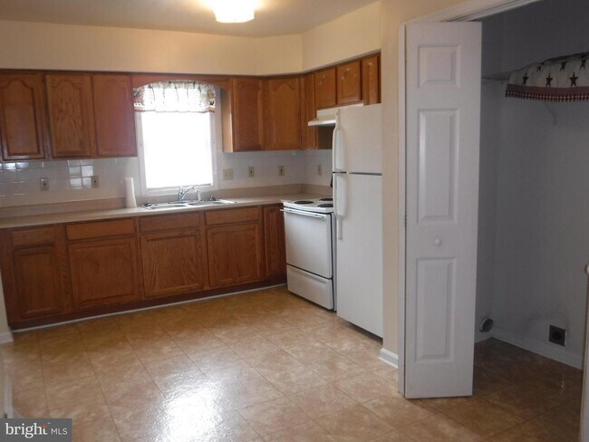 Building Photo - 824 Pope Ave