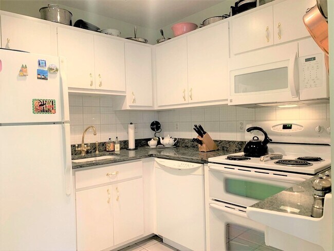 Building Photo - 425 Marlborough St
