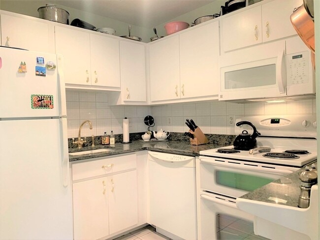 Building Photo - 425 Marlborough St