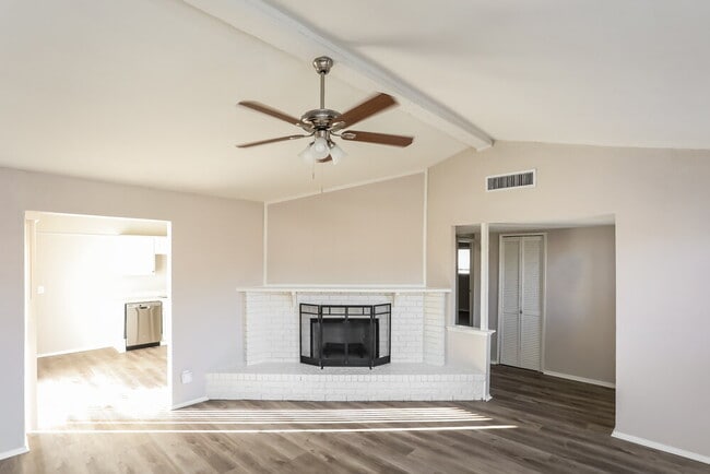 Building Photo - 9010 Millwood Dr