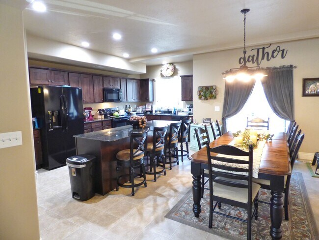 Foto del edificio - 3 Primary Suites 2 Car Garage Townhome in Sandy