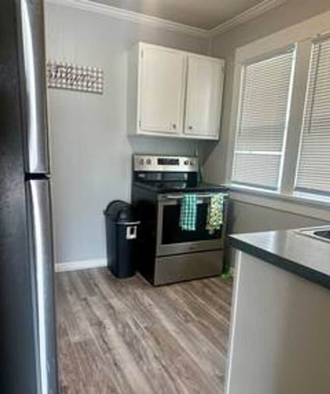 Building Photo - Spacious 4 Bedroom in Aksarben!