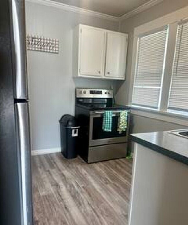Foto del edificio - Spacious 4 Bedroom in Aksarben!