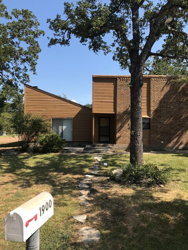 Building Photo - 1900 Pinewood Dr