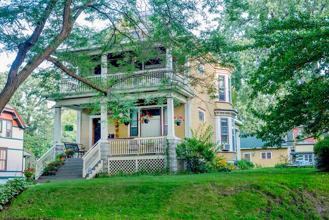 Whole house view - front from dayton - 549 Dayton Ave