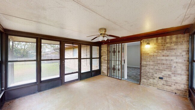 Foto del edificio - FREE DECEMBER RENT!!!