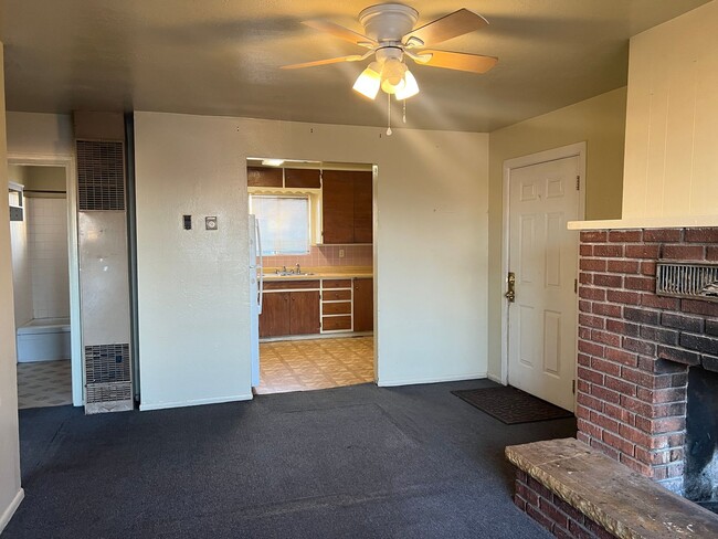 Building Photo - 2bed/1 bath duplex unit