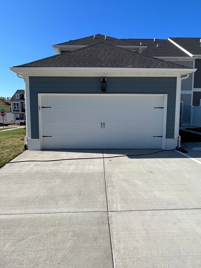 Building Photo - 3 Bed, 2.5 Bath Home w/ 2 Car Garage