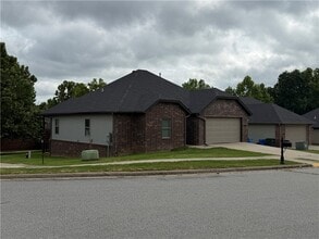 Building Photo - 2055 E Peppervine Dr
