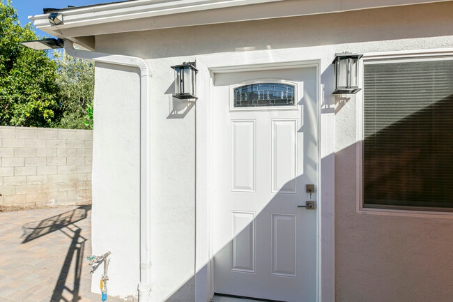 Building Photo - 7209 Dos Rios Dr