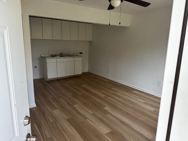 Foto del edificio - 10916 Santa Ana St