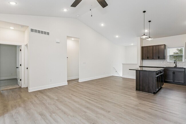 Foto del edificio - 5115/17 S Chase Ave