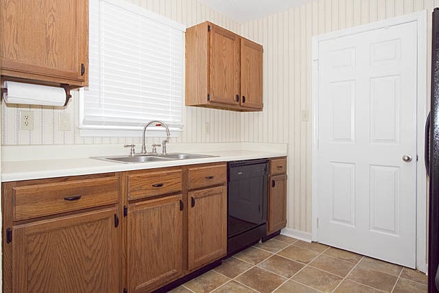 Building Photo - Coming Soon! Cozy 1 Bed / 1 Bath End Unit ...