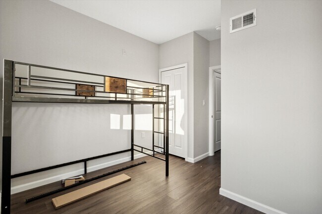 Building Photo - 2025 N 16th St