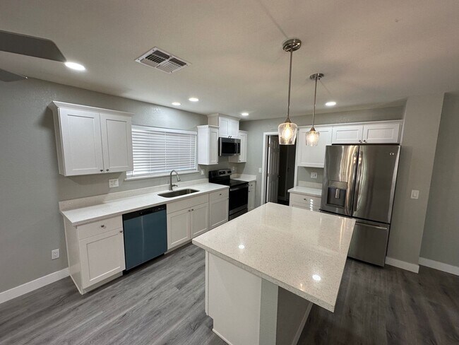 Building Photo - Spacious Home in East Mesa