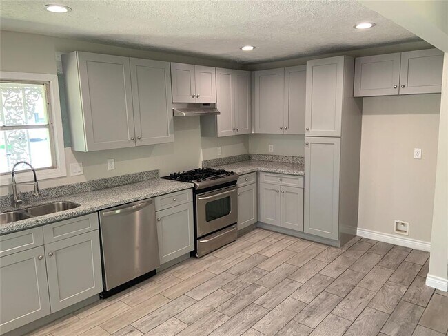 Foto del edificio - 2112 Huntington Dr