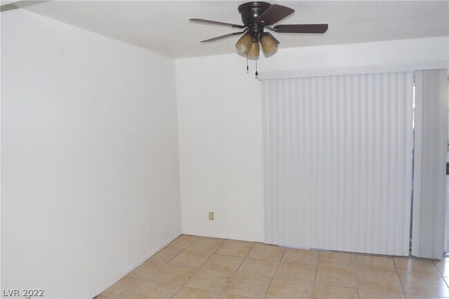 Building Photo - 558 Oakbrook Ln