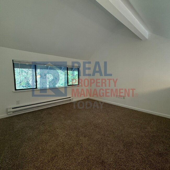 Building Photo - Freshly Updated 1-Bedroom Loft Featuring a...