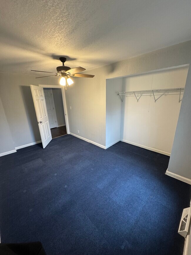 Building Photo - Henry St