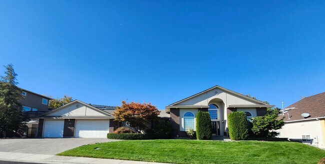 Building Photo - Beautiful Craftsman Style Rambler Must See!!