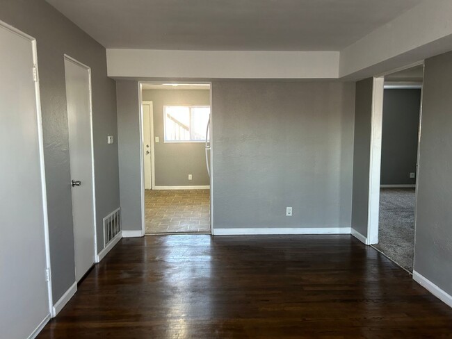 Building Photo - This 750 sq ft beauty could be yours!!!