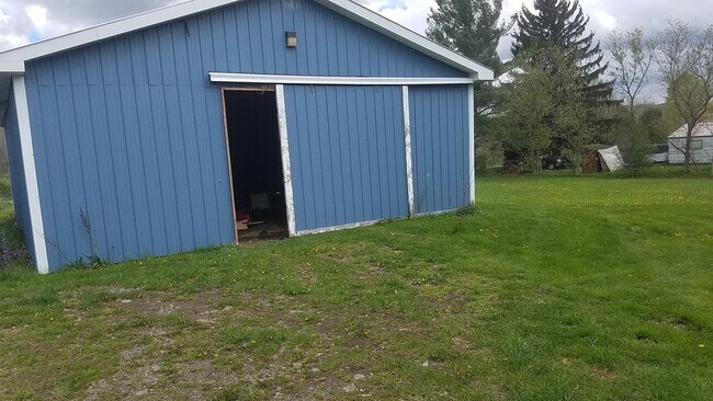 Building Photo - 3Br 1.5 bath with a HUGE garage & Fenced yard