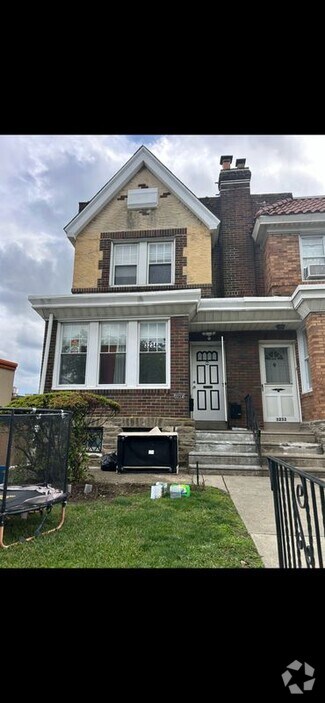 Building Photo - 3234 Fanshawe St