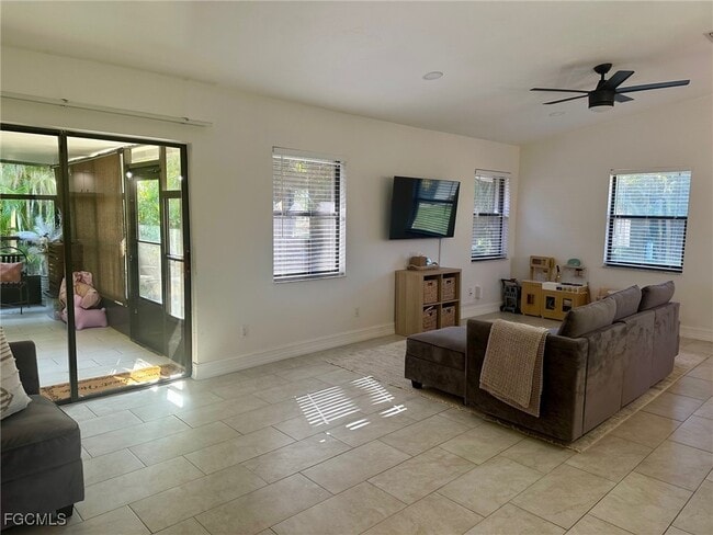 Building Photo - 4266 Island Cir