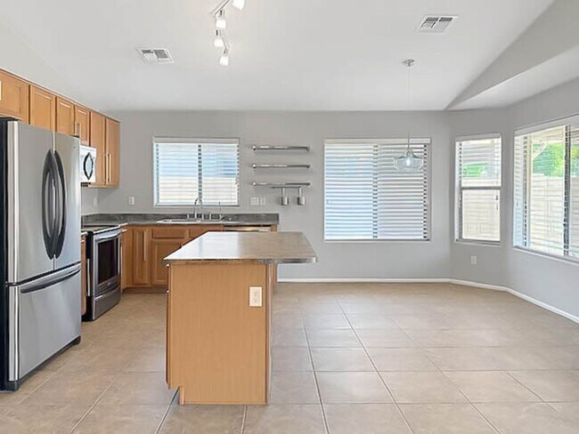 Building Photo - Solar makes this 4bedroom Goodyear home a ...