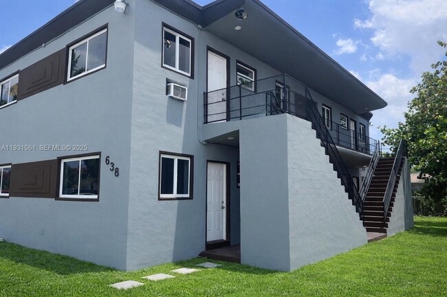 Foto del edificio - 638 NE 166th St