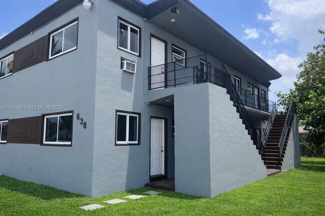 Building Photo - 638 NE 166th St