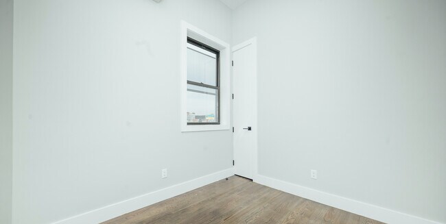 Building Photo - 644 Lorimer St