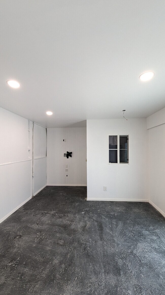 Unidad #3 Sala de estar - 18721 Galleano St