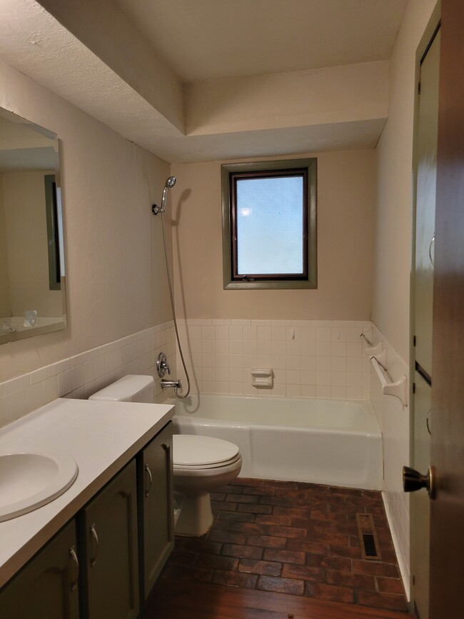 Building Photo - 834 S Mission Circle
