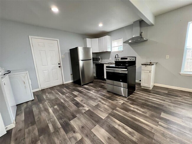 Building Photo - 2512 Oakcliff St