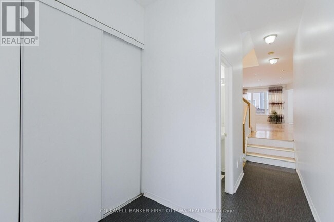 Building Photo - 13 Villandry St