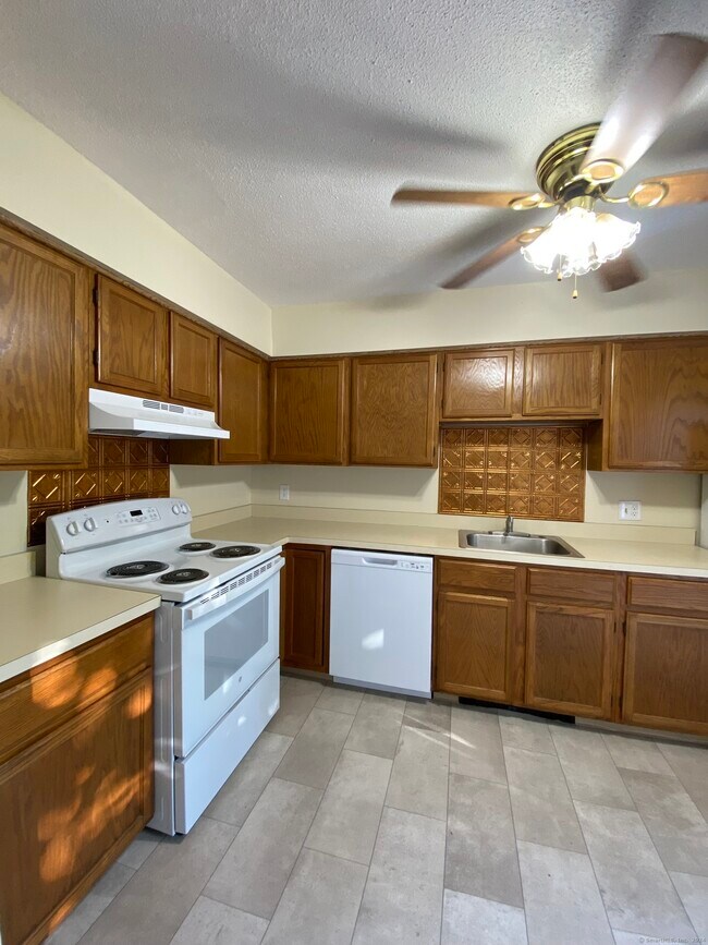 Foto del edificio - 24 Deerwood Ln