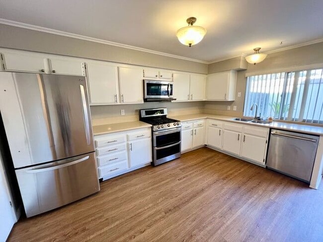 Building Photo - Spacious 4 BR/2.5 BA Townhouse in Carlsbad...