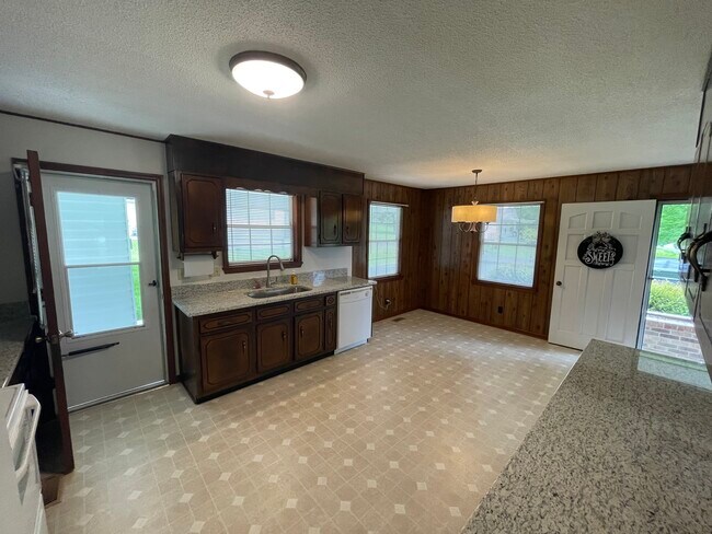 Cocina grande con comedor - 309 Shasta Ave