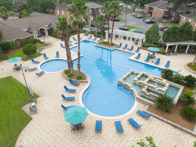 Building Photo - The Estates At Lafayette Square