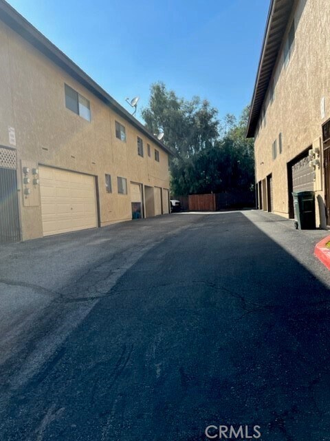 Building Photo - 2429 S Ridgewood Dr