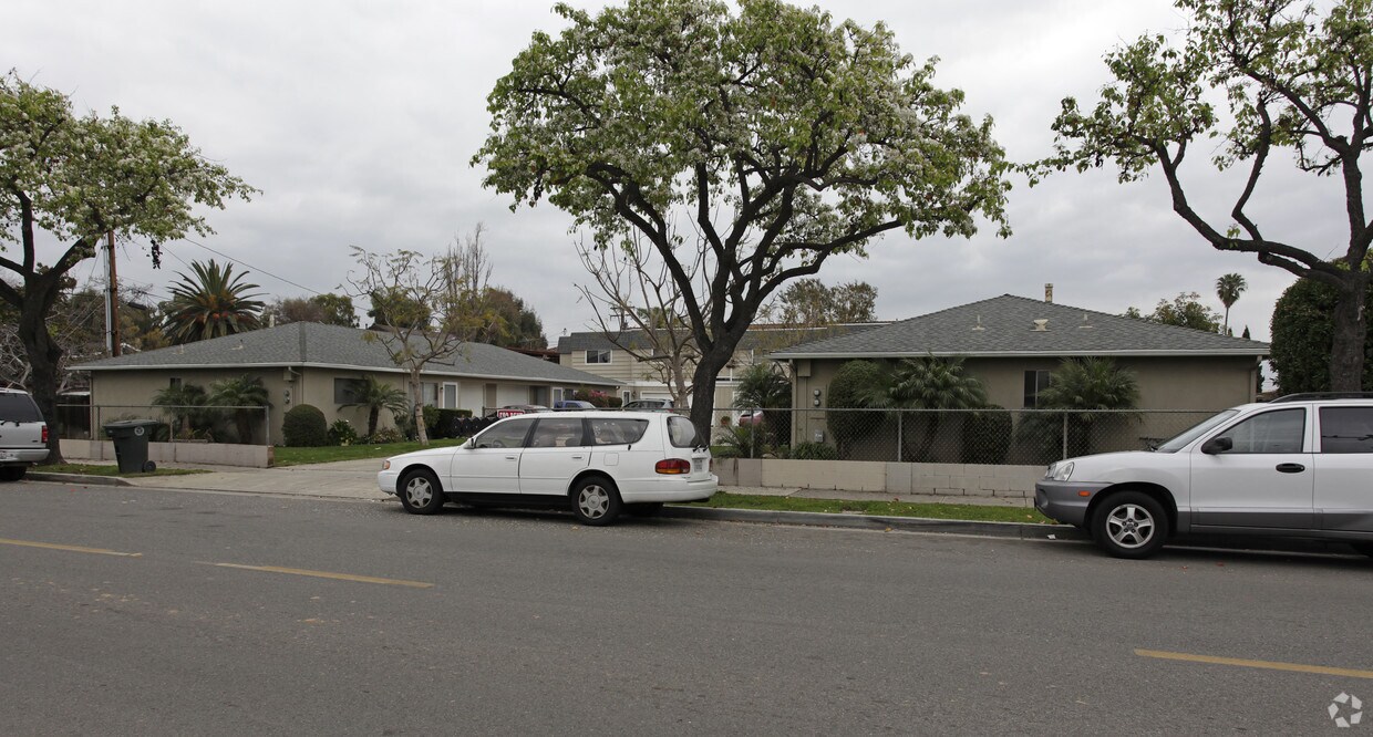 Foto del edificio - 2046 Maple Ave