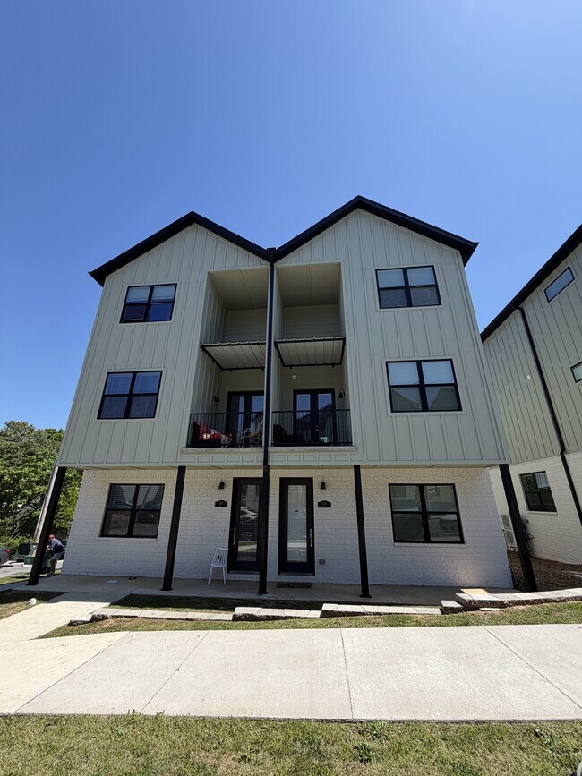 Building Photo - 618 Whitham Ave