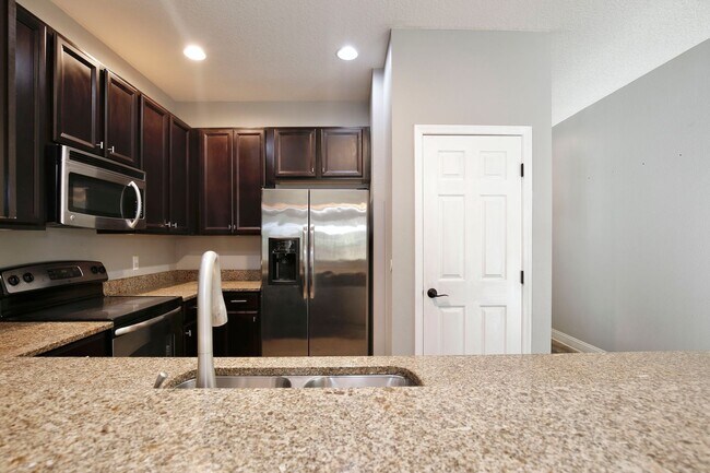 Foto del edificio - Lovely 3/2.5 Spacious Townhome with a 2 Ca...