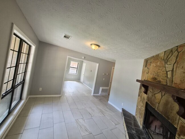 Building Photo - 150 Forest Pl