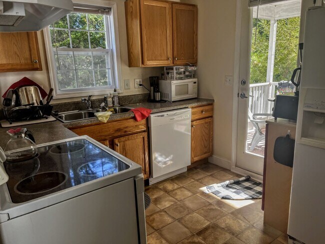 Building Photo - 1 bedroom 1 bath with study