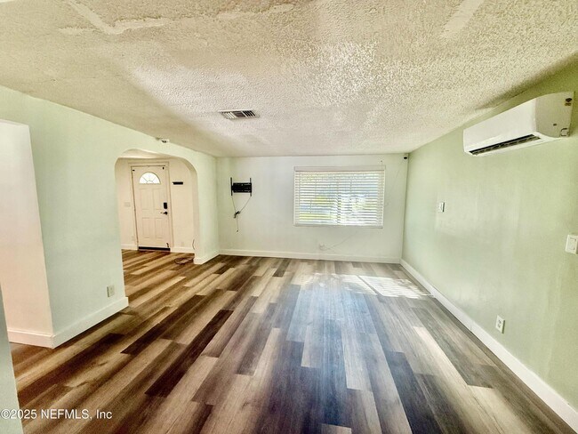 Foto del edificio - 7841 Eaton Ave