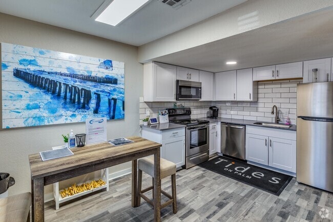 Interior Photo - Tides on Palm