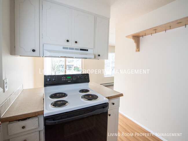 Building Photo - Newly Renovated Duplex With Washer/Dryer